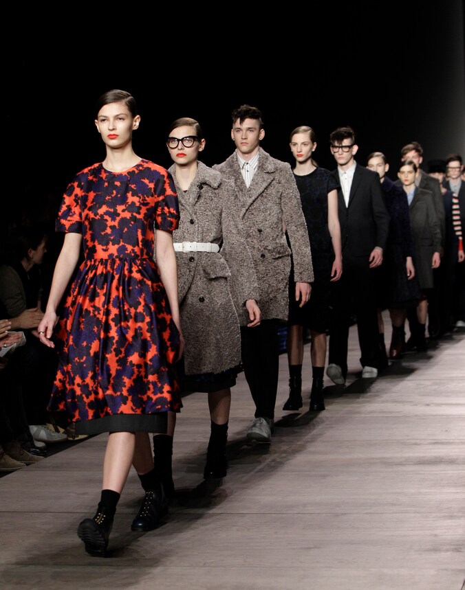Modellen op de catwalk bij Marc Jacobs;