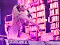 KIJK. Daar gaat ze: Paris Hilton onderuit tijdens set op Tomorrowland