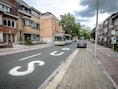 Man (26) onder invloed crasht met BMW van vader tegen woning: “Hij week uit voor een kat die de baan overstak”