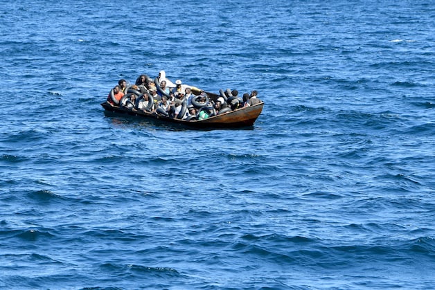 Archiefbeeld ter illustratie. Afrikaanse asielzoekers in een bootje in de Middellandse Zee.