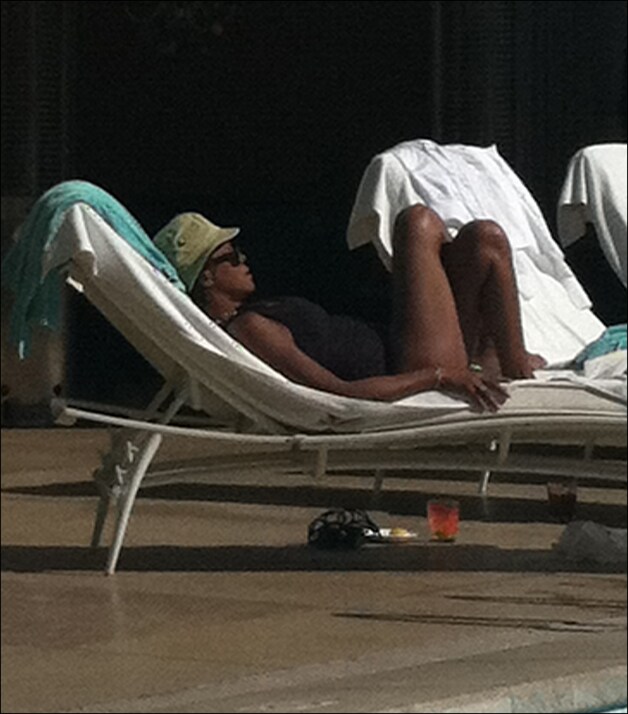 Houston werd drie dagen voor haar overlijden nog aan het zwembad van het Beverly Hilton gespot.