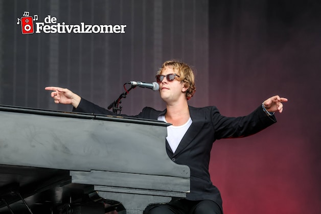 Tom Odell.