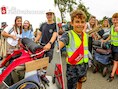 Zo kan het dus ook: jonge garde verdient geld aan Pukkelpop door bagage van festivalgangers te dragen
