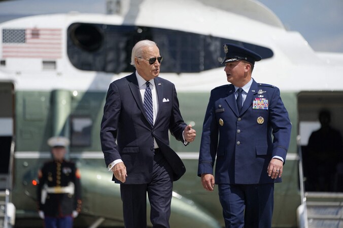 De Amerikaanse president Joe Biden op weg naar de Air Force One, kort voor zijn vertrek naar zijn buitenverblijf Camp David voor een ontmoeting met de Japanse premier Fumio Kishida en de Zuid-Koreaanse president Yoon Suk-yeol.