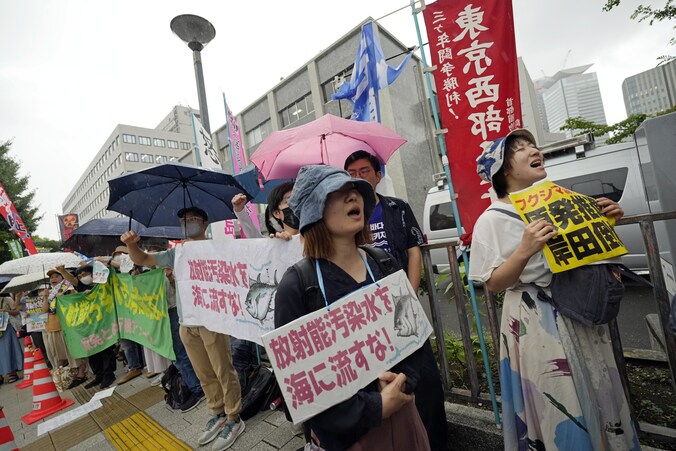 Mensen protesteren bij de ambtswoning van de Japanse premier Kishida in Tokio tegen het lozen van het gezuiverd nucleair afvalwater van de kerncentrale van Fukushima in zee.