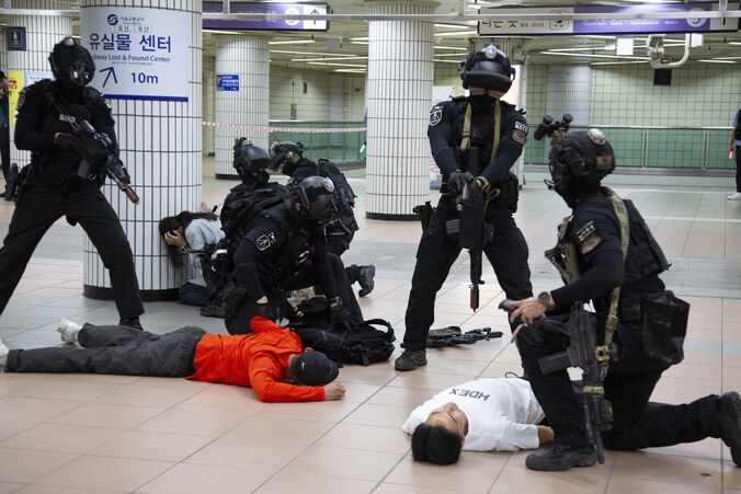 Militairen in Seoel nemen deel aan een defensie-oefening.