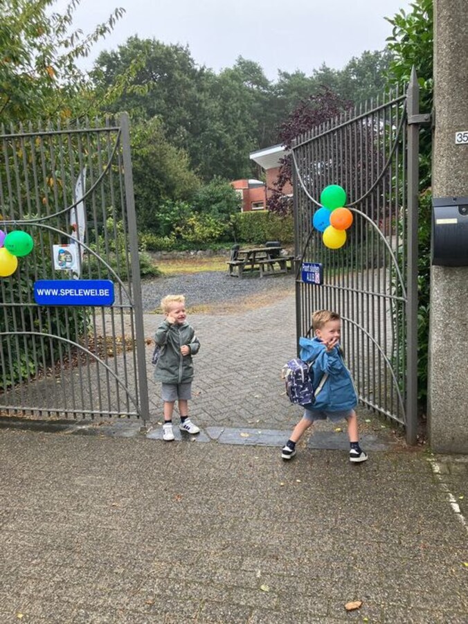 Jaak en Jerom wandelen enthousiast de schoolpoort binnen.