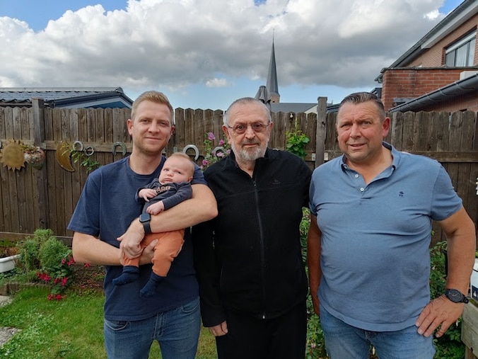Twan met zijn papa Bram, overgrootvader Marcel en grootvader Dirk.