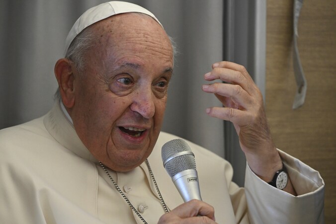 Paus Franciscus (86) tijdens zijn terugvlucht vanuit Mongolië.