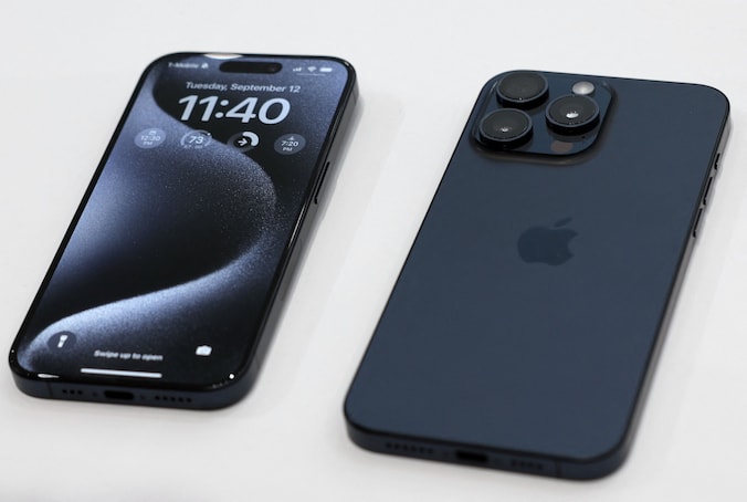 Een iPhone 15 Pro en een iPhone 15 Pro Max.
