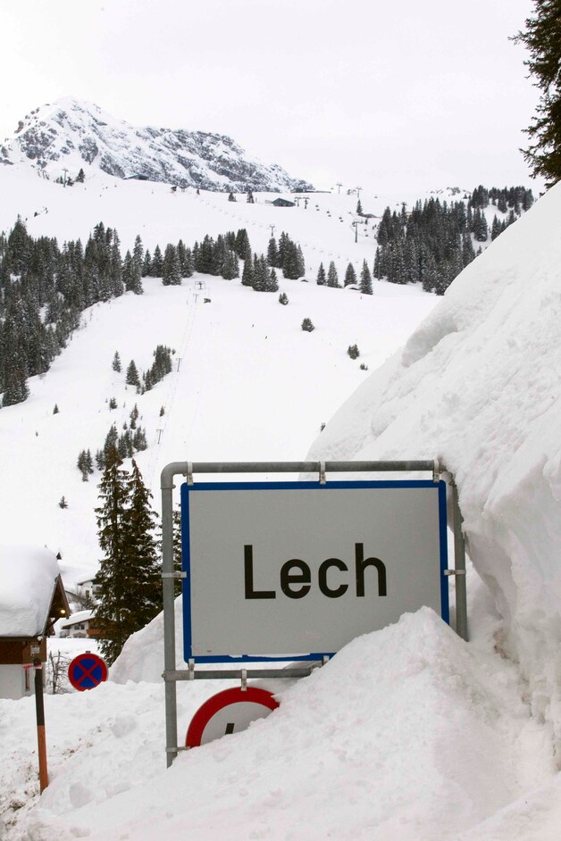 Lech is momenteel van de buitenwereld afgesloten. Een helikopter bracht de prins naar het ziekenhuis in Innsbruck.