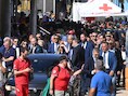 De Italiaanse premier Giorgia Meloni (achter de auto rechts), EU-voorzitter Ursula von der Leyen (links) en de Italiaanse minister Matteo Piantedosi verlaten zondagmorgen het vluchtelingenkamp op Lampedusa.