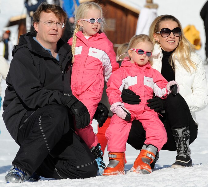 Prins Johan Friso en prinses Mabel met hun dochtertjes Luana en Zaria tijdens de skivakantie van vorig jaar.