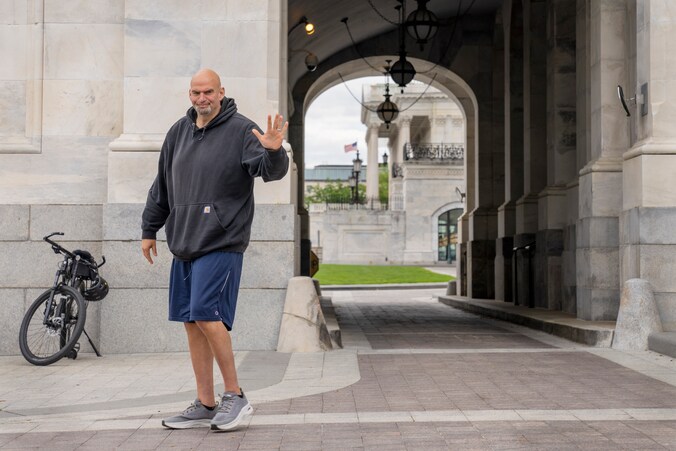 Senator John Fetterman komt liever in sportieve kledij werken.