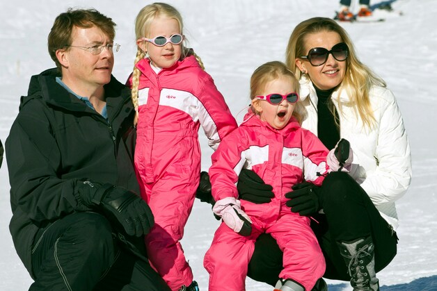Friso met zijn echtgenote Mabel Wisse Smit, waarvoor hij zijn rechten op de troon opgaf, en hun kinderen: Emma Luana Ninette Sophie en Joanna Zaria Nicoline Milou.