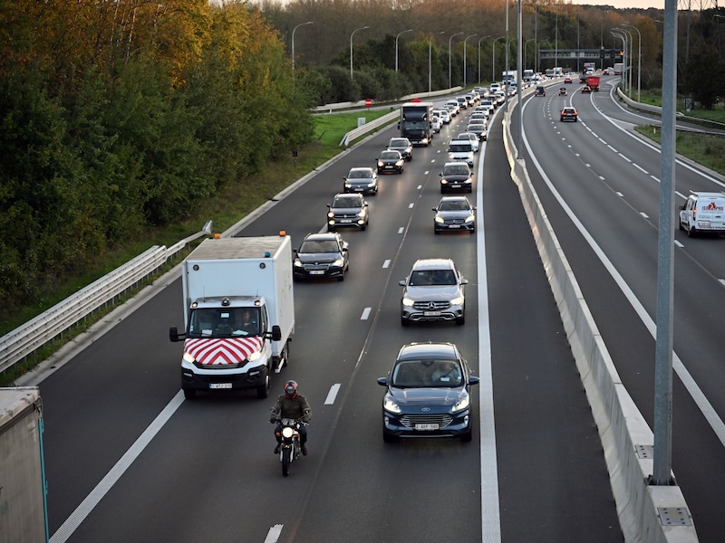Ruim een uur file op E314 richting Brussel vanaf Maasmechelen: weg versperd ter hoogte van Genk-Centrum