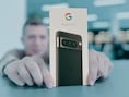 Onze techjournalist met de Google Pixel 8 Pro.