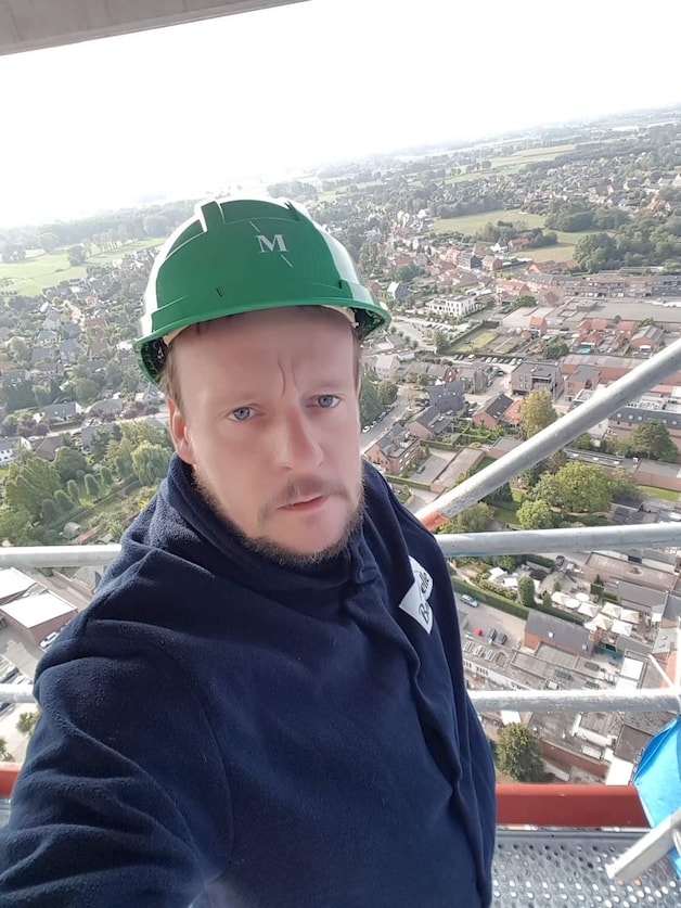 Toon Verheijen, senior journalist in de Kempen op de toren van de Sint-Katharinakerk in Hoogstraten, ook wel 'Ons Katrien' genoemd. De toren is 105 meter hoog. Toon mocht er mee op toen de gerestaureerde haan weer op de torenspits gezet werd.