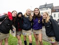 Jongeren in uniform krijgen drankje en hotdog op Dag van de Jeugdbeweging in Schoten