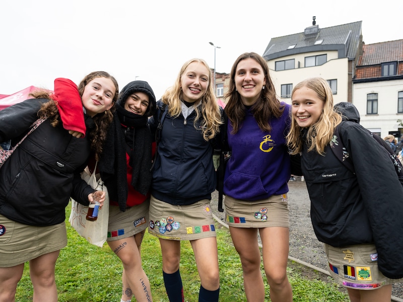 Jongeren in uniform krijgen drankje en hotdog op Dag van de Jeugdbeweging in Schoten