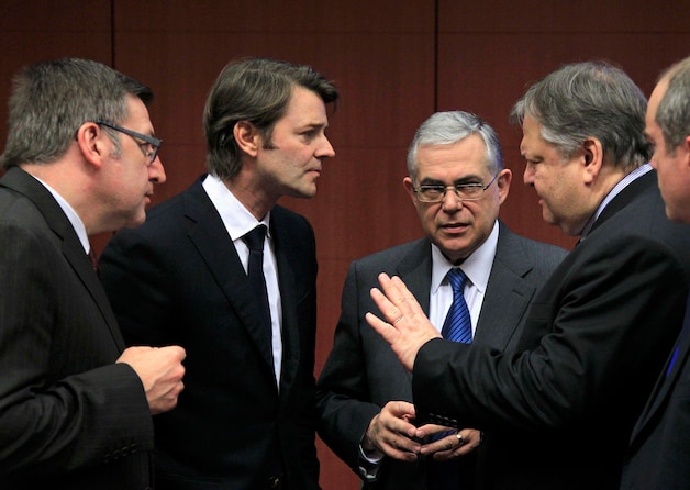 Steven Vanackere luitstert aandachtig naar het betoog van Grieks minister van Financiën Venizelos.