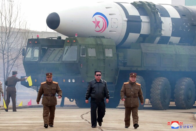 De Noord-Koreaanse leider Kim Jong-un (midden) met op de achtergrond een Hwasong-17 intercontinentale ballistische raket. Archiefbeeld.