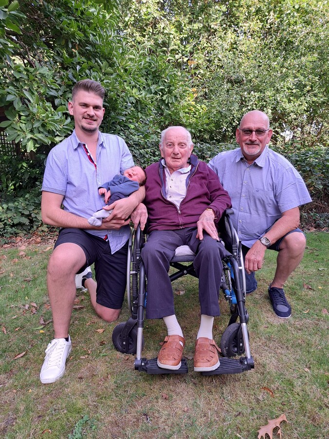 Baby Thomas met papa Stijn, grootvader Peter en overgrootvader Karel.