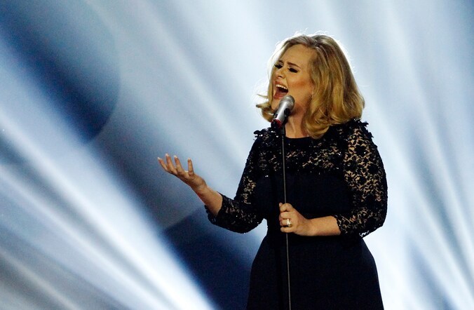 Zangeres Adele op het podium.
