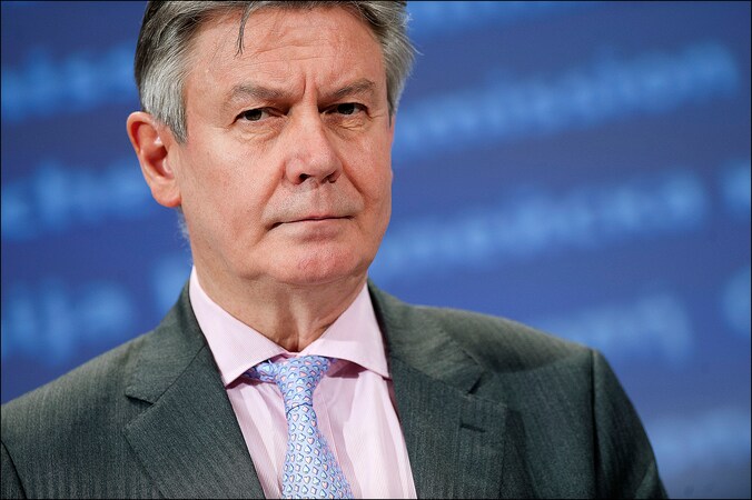 Karel De Gucht ziet de toekomst van de EU-muntunie rooskleurig in, als zal er wel bespaard, hervormd en geëxporteerd moeten worden om de groei te stimuleren.