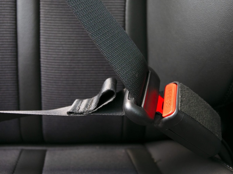 Deze vreemde extra ‘lus’ in de bijrijdersgordel van jouw auto heeft maar liefst drie functies