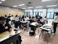 Zuid-Koreaanse studenten wachten om te starten aan het belangrijkste examen van hun leven.