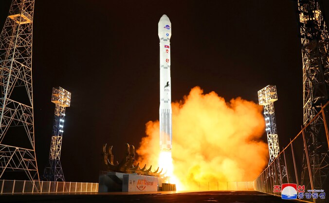 Het is de eerste keer dat Noord-Korea een satelliet heeft gelanceerd sinds het wapens heeft geleverd aan Rusland. 