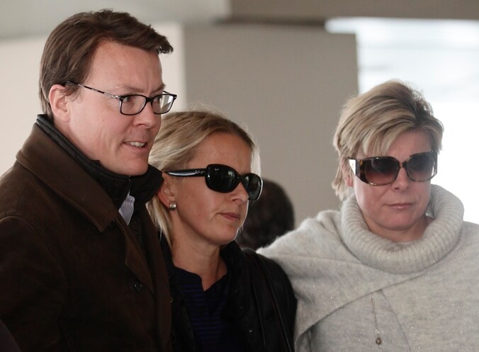 Prins Constantijn, prinses Mabel en prinses Laurentien bij hun aankomst aan de universiteitskliniek in Innsbruck waar prins Friso verzorgd wordt.