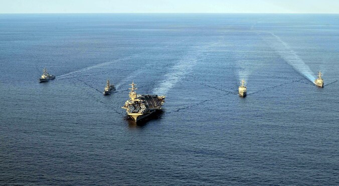 Archiefbeeld, vrijgegeven door Amerikaanse autoriteiten, van een konvooi Amerikaanse, Japanse en Zuid-Koreaanse marineschepen.