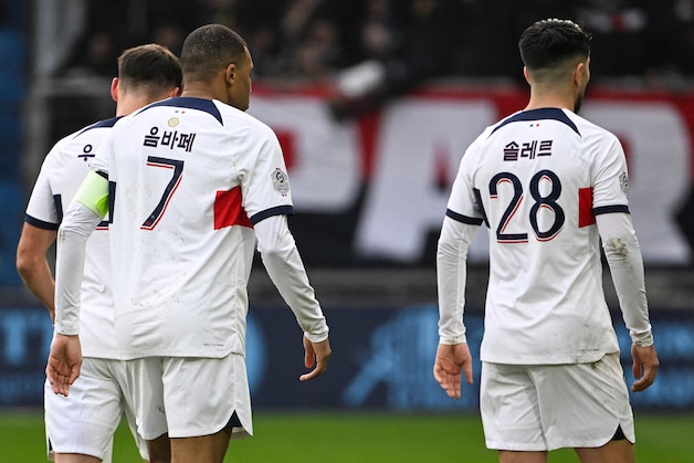 Mbappé en Soler met de Koreaanse naambedrukking.