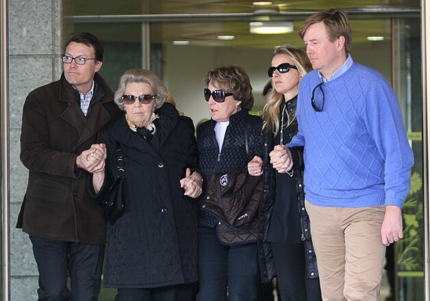 Prins Constantijn, koningin Beatrix, prinses Margriet, prinses Mabel en kroonprins Willem-Alexander brachten vrijdag een bezoek aan Friso in het ziekenhuis in Innsbruck.