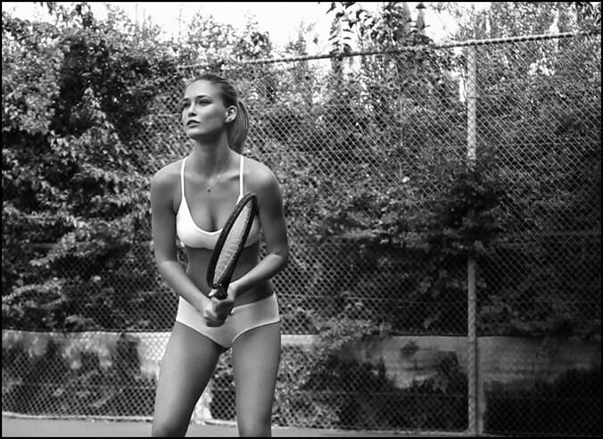 Model Bar Refaeli showt haar eigen ondergoedlijn.