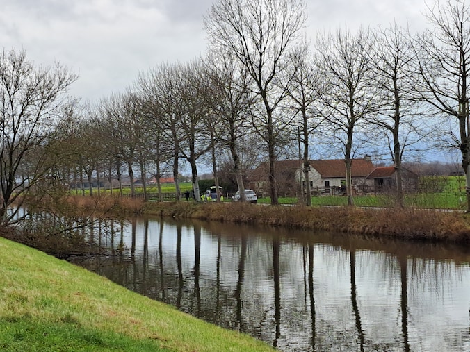 Op dinsdag werd een persoon uit het water gehaald in Adinkerke. De politie voert onderzoekt. 