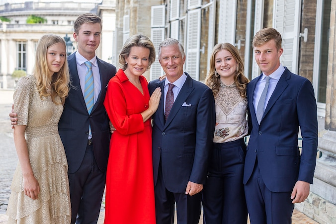 Filip en Mathilde met hun kinderen.