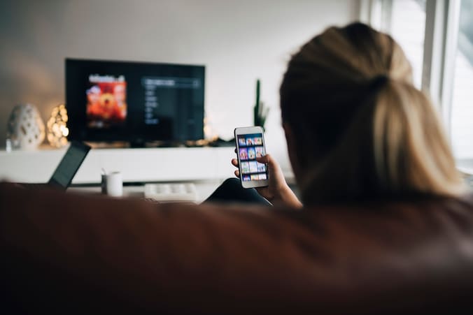 Opvallende reclame van Mobile Vikings roept op om je tv-decoder buiten ...