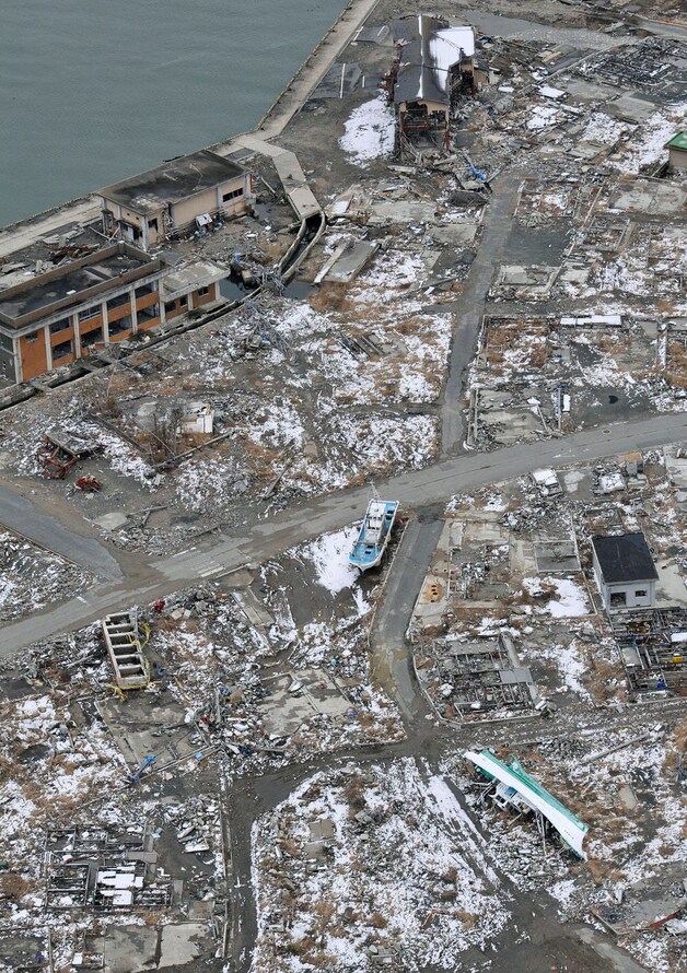 De tsunami maakte de oostkust van Japan met de grond gelijk.