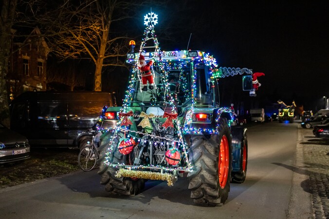 Verlichte tractorparade (illustratiebeeld)