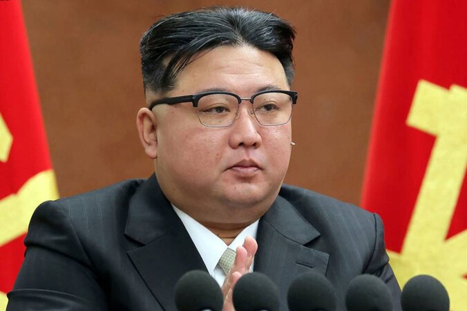 Noord-Koreaanse leider Kim Jong Un tijdens een plenaire eindejaarsbijeenkomst van de regerende Arbeiderspartij in Pyongyang, Noord-Korea.