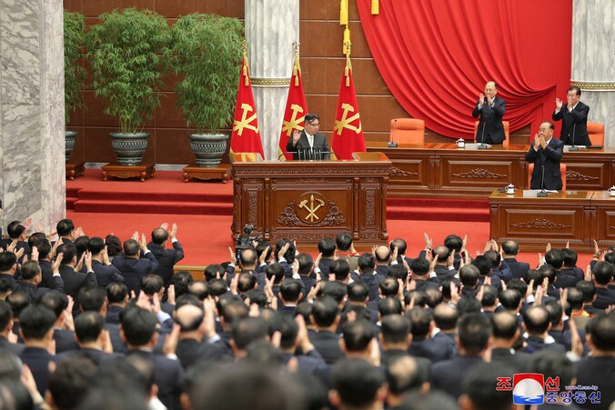 De Noord-Koreaanse leider Kim Jong Un zit de partijbijeenkomst voor in het hoofdkantoor in Pyongyang.