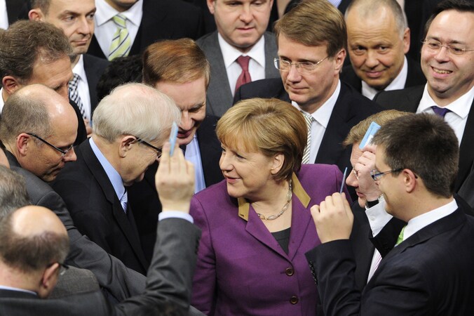 Bondskanselier Merkel omringd door Duitse parlementsleden.