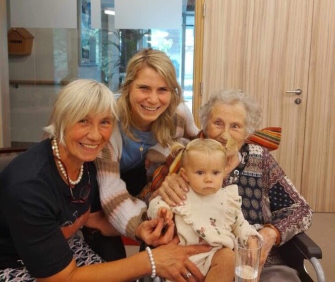 Suzie met haar mama Greet, oma Marleen en overgrootmoeder Aline. 