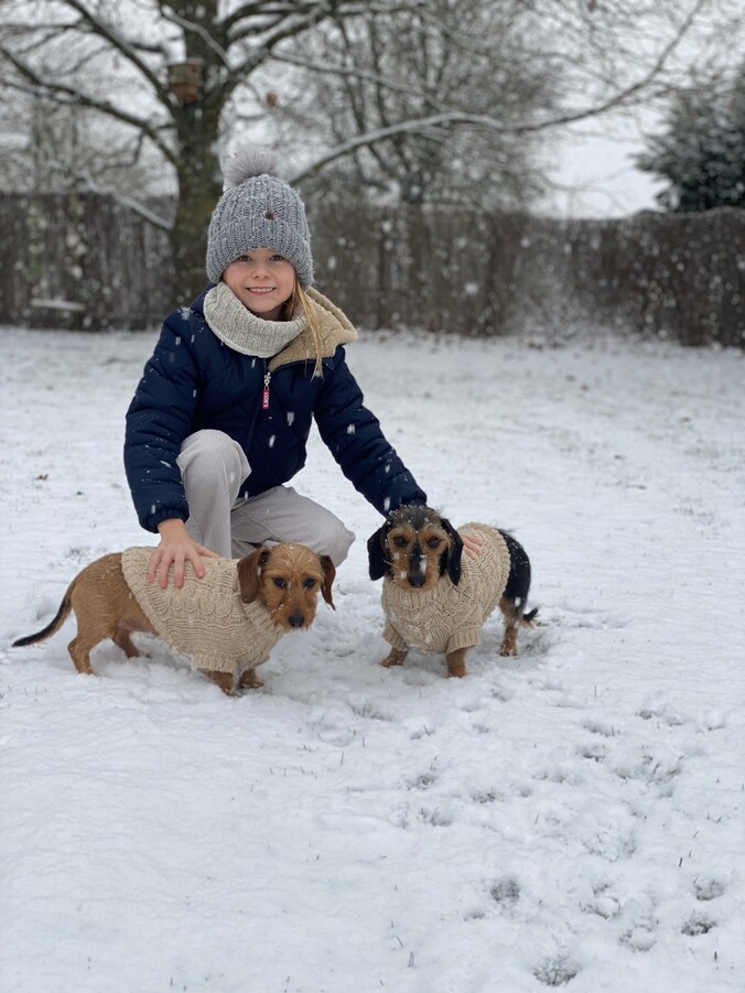 Louise samen met hondjes Abby en Sky.