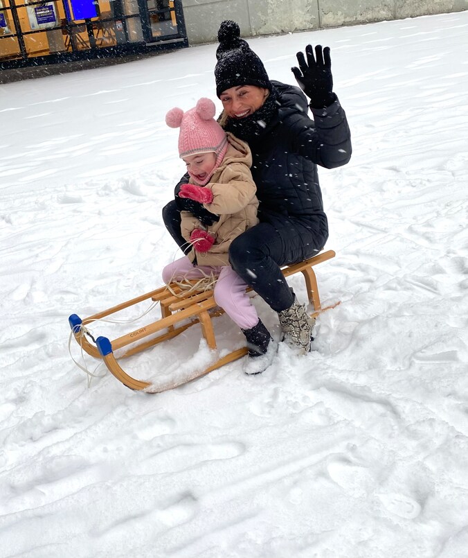 Gloria geniet van sneeuw in Genk.