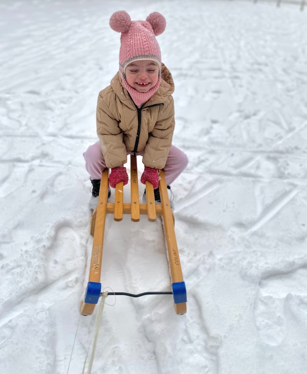 Gloria geniet van sneeuw in Genk.