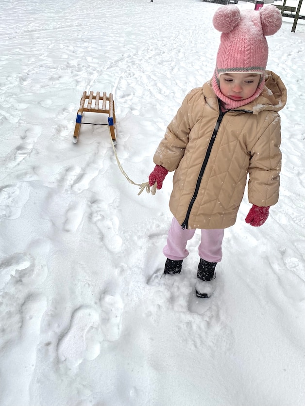 Gloria geniet van sneeuw in Genk.